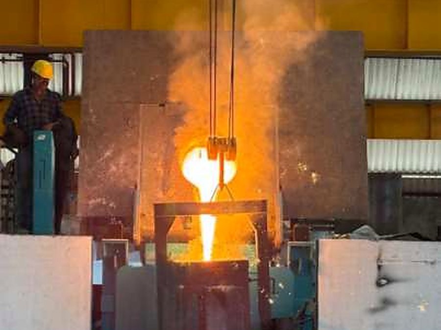 Pouring a no bake mould at the Coimbatore foundry